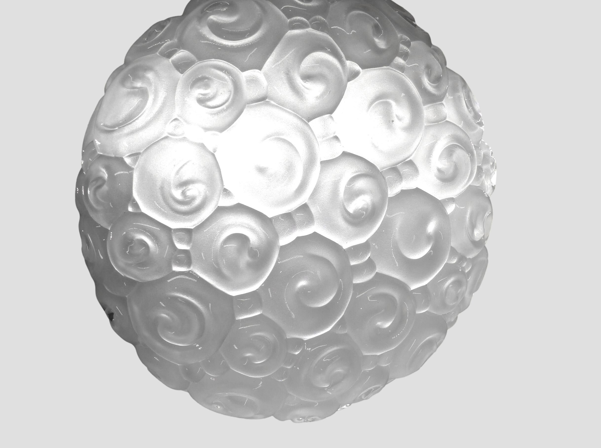 3 plafonniers en verres blancs pressés moulés motifs escargots