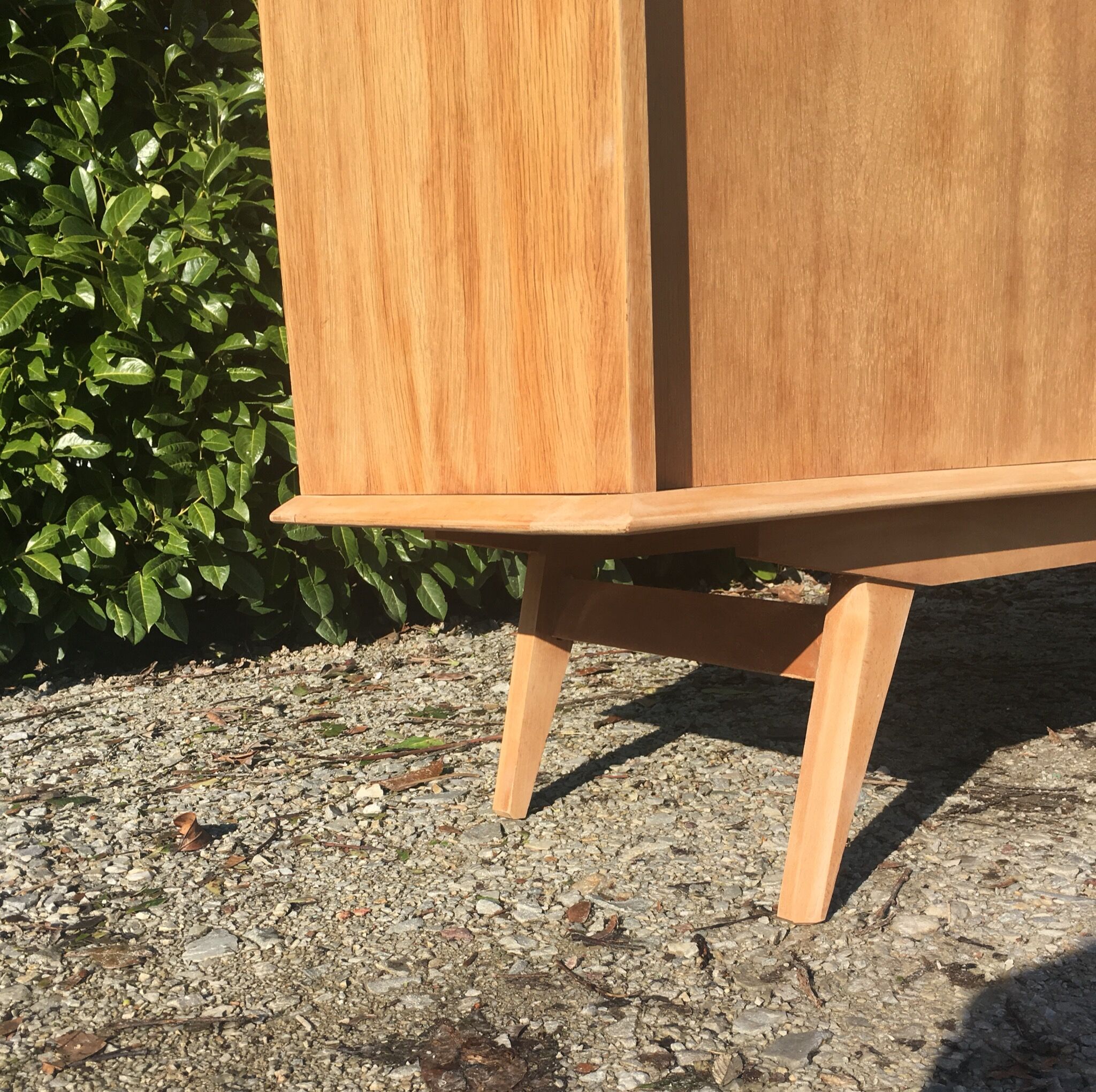 Enfilade pieds compas portes coulissantes