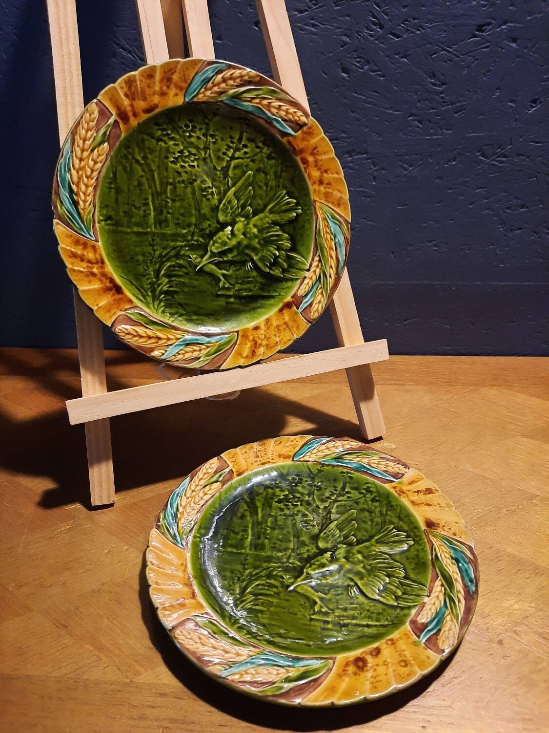 Paire d’assiettes anciennes en barbotine – Sarreguemines –