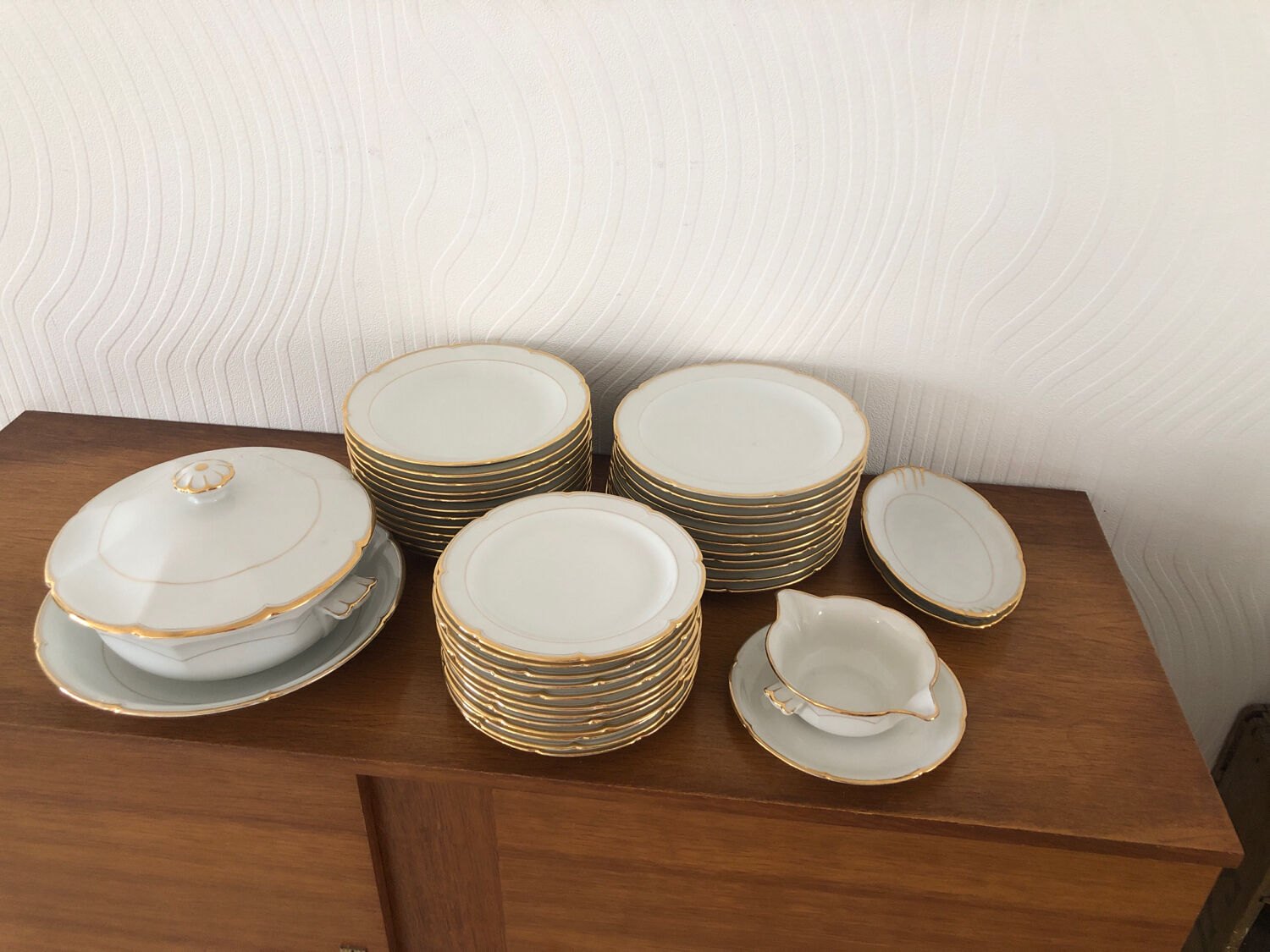 Tableware service 40 pieces in white and gilded porcelain CG Cie France Limoges