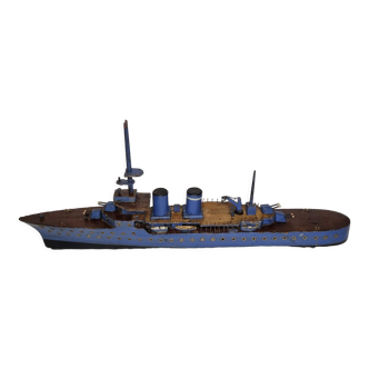 Maquette en bois d'un navire de guerre