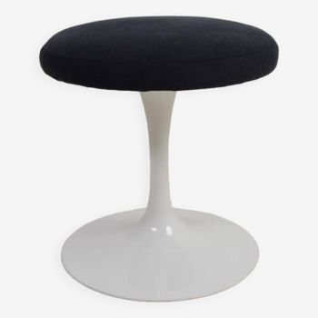 Stool by Eero Saarinen for Knoll. Dating from the 80s.