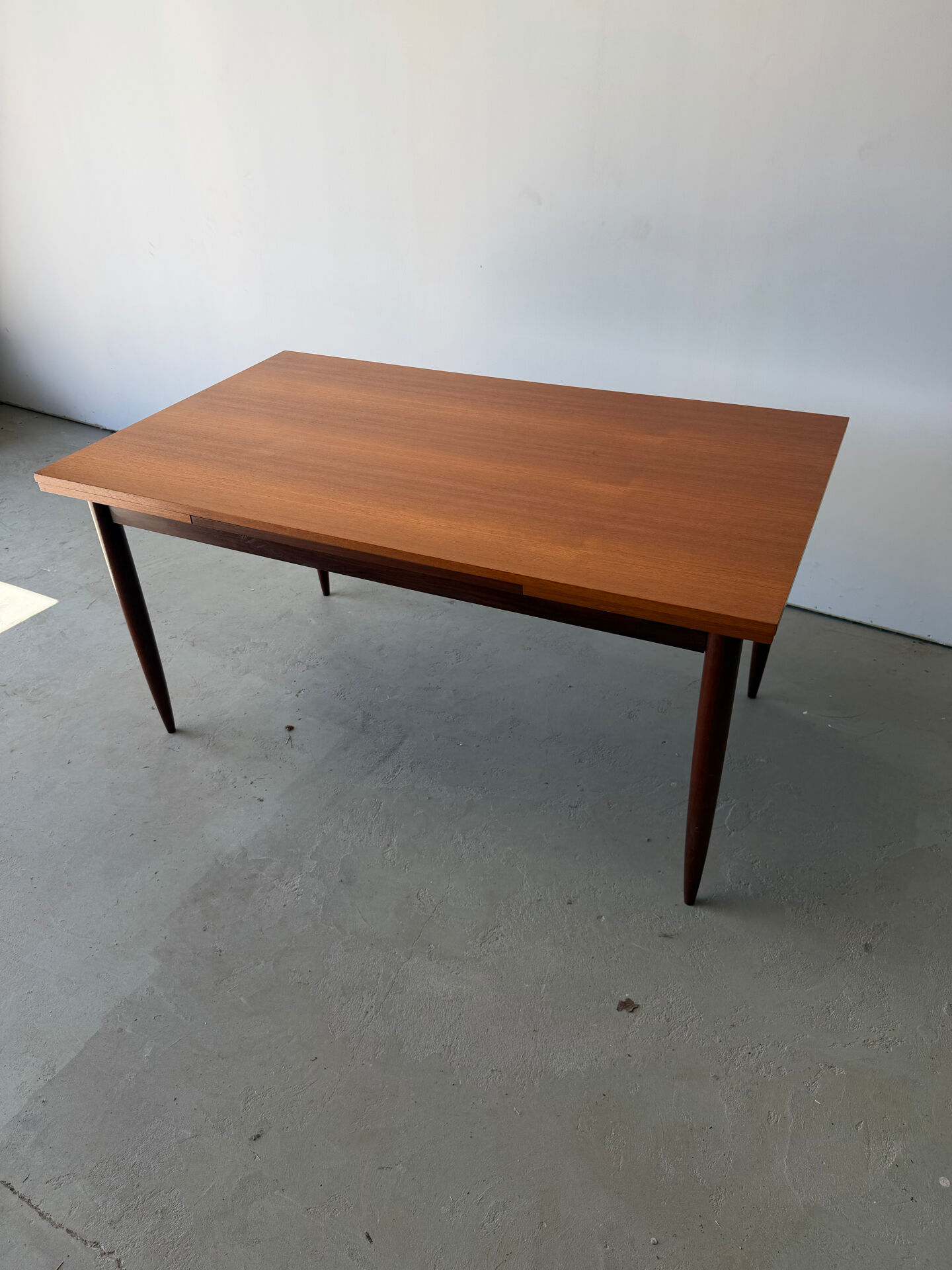 Rectangular extendable dining table with Scandinavian design in teak.