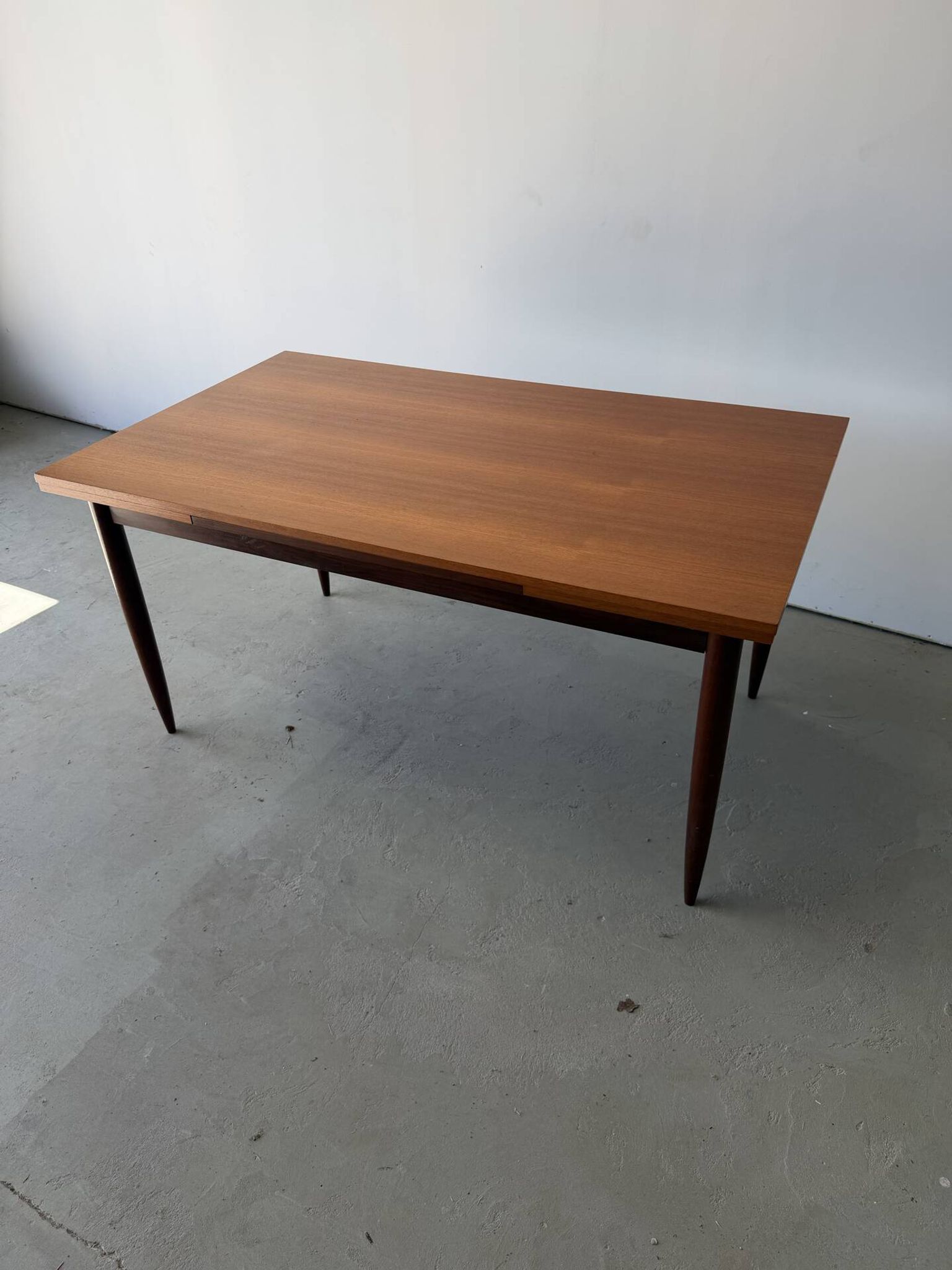 Table à manger rectangulaire à rallonges design scandinave en teck