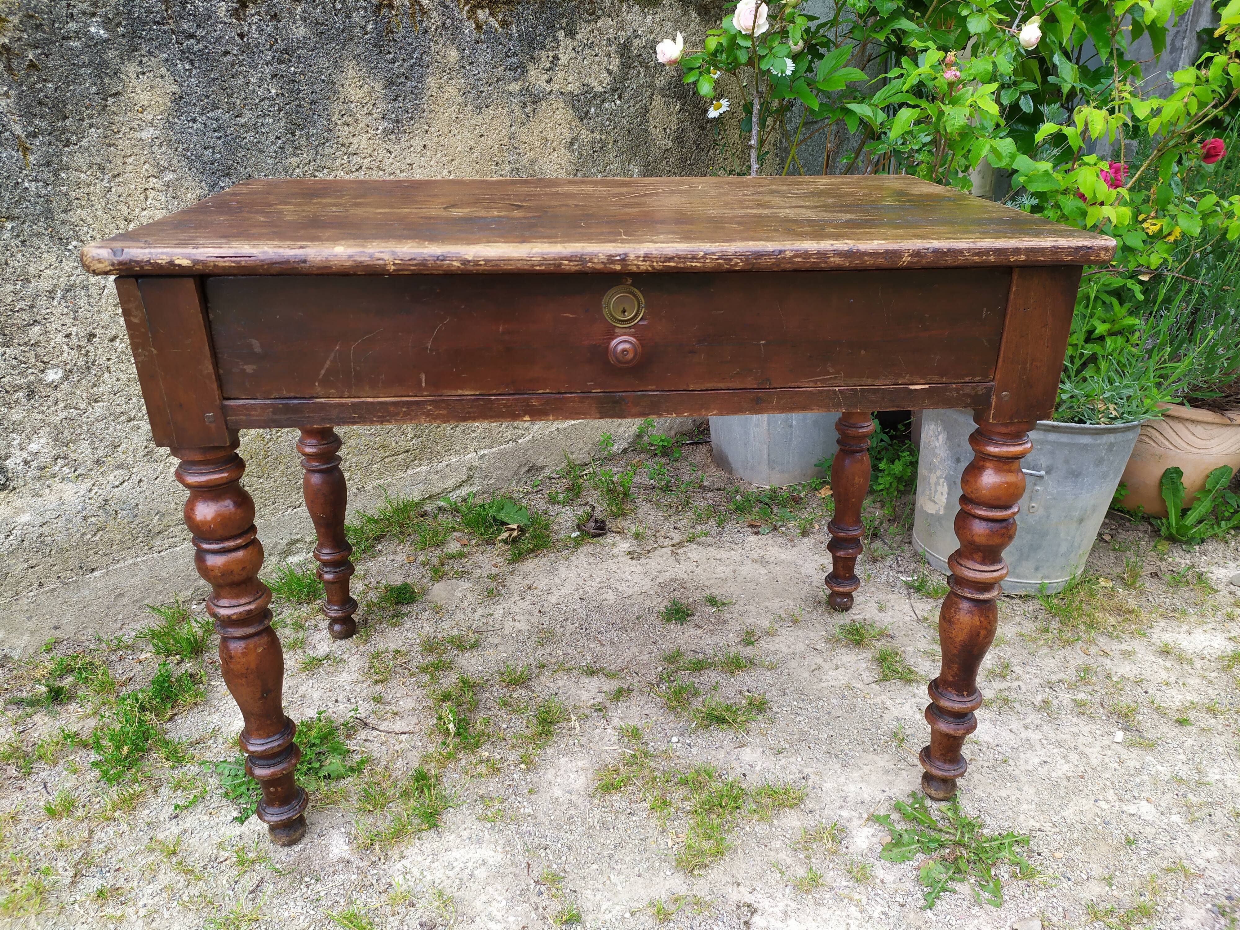 Desk with turned legs