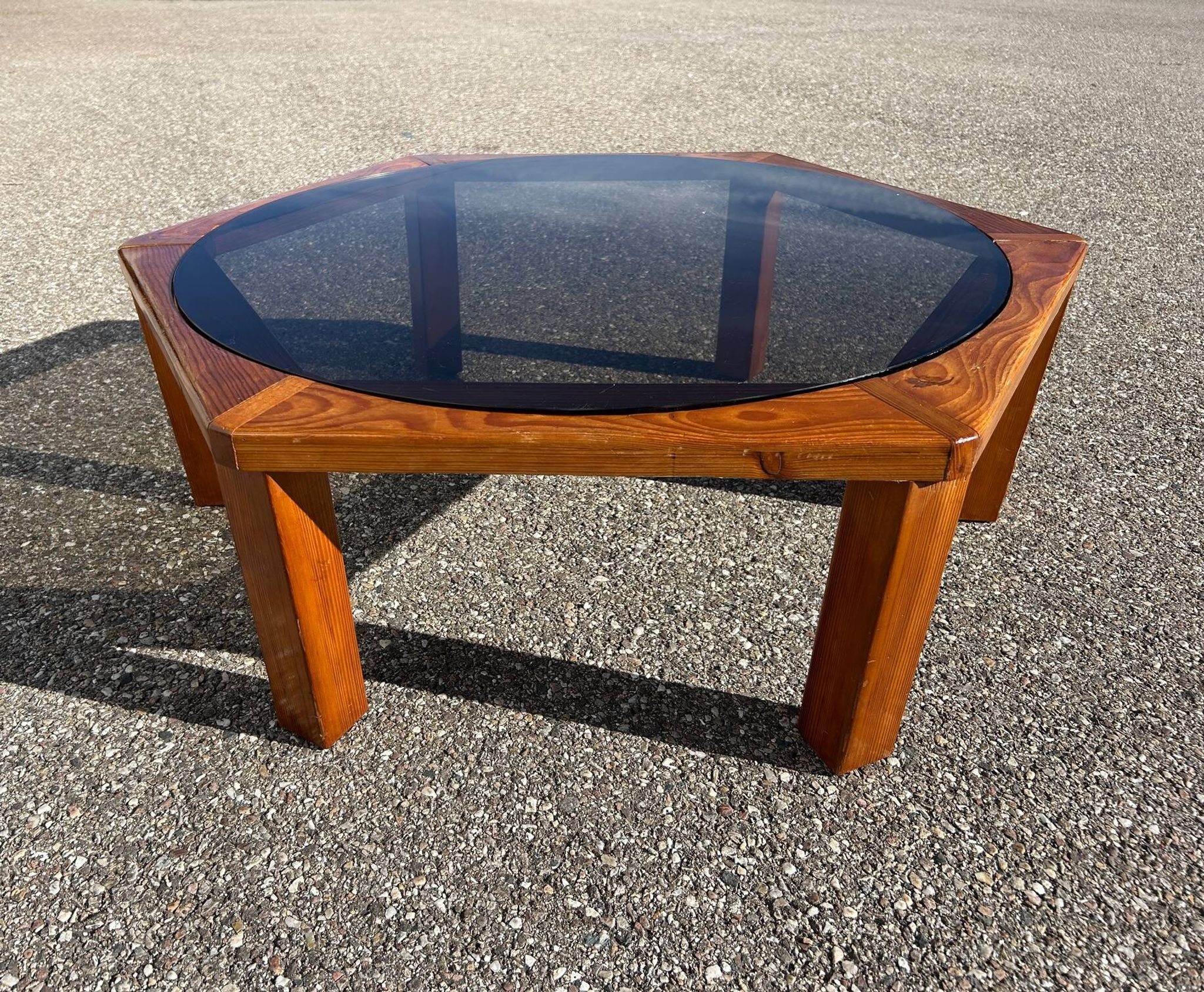 grande table basse brutaliste