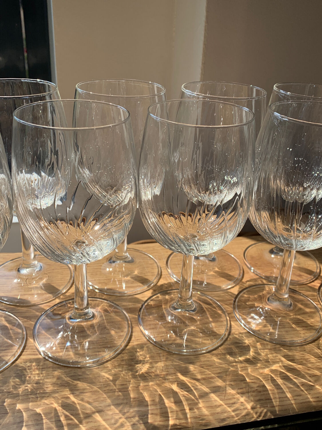 11 stemmed glasses wine / water