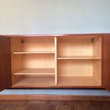 Enfilade scandinave avec deux caissons et cinq tiroirs.