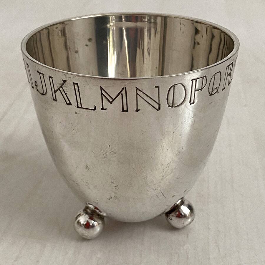 Art Deco tumbler in silver metal with alphabetical decoration