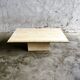 Table basse vintage en travertin avec cerclage en laiton, France années 1980