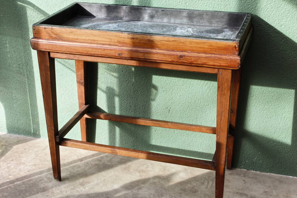 Table de métier, début 20ème, en bois et zinc riveté