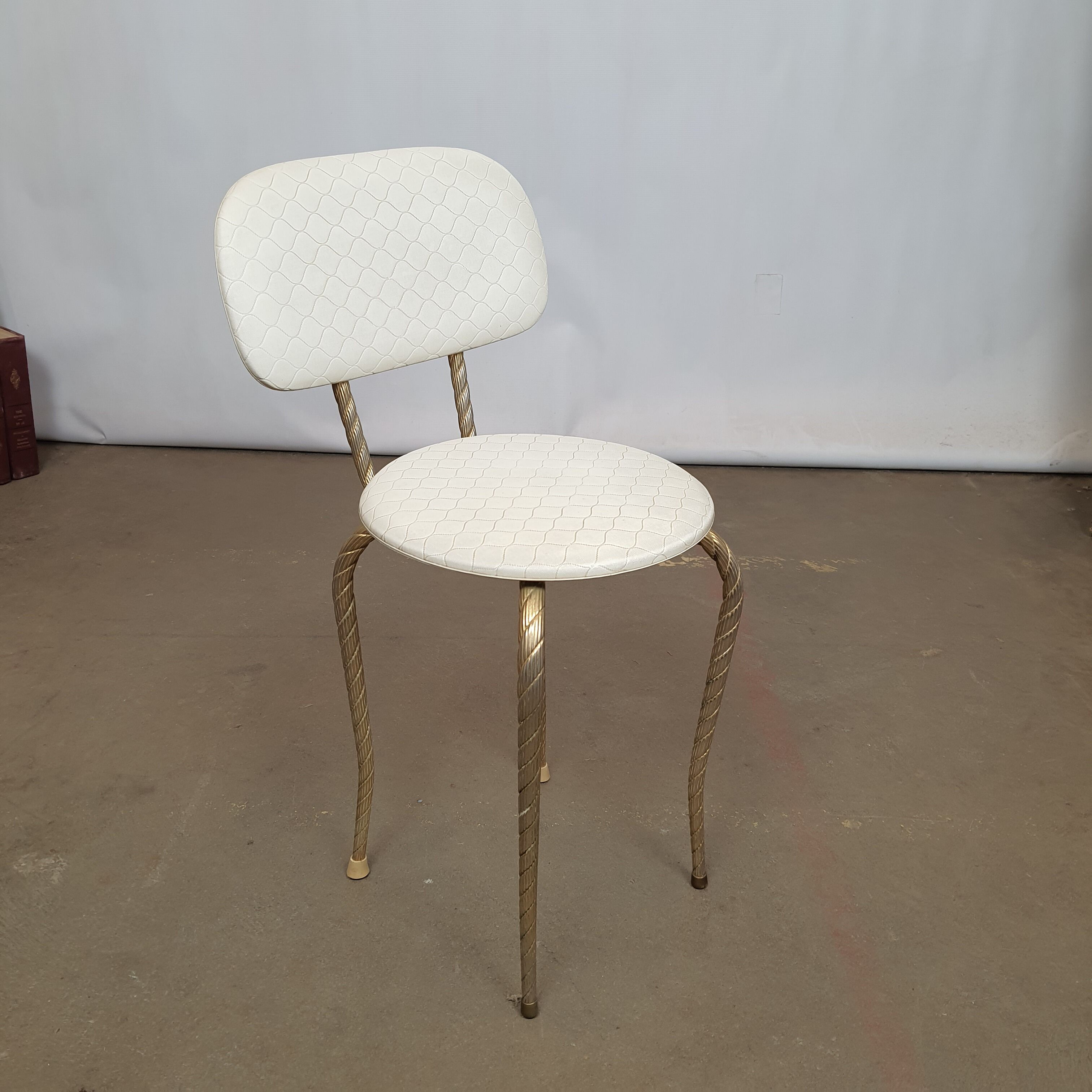 Chaise pied doré courbé cordé simili-cuir