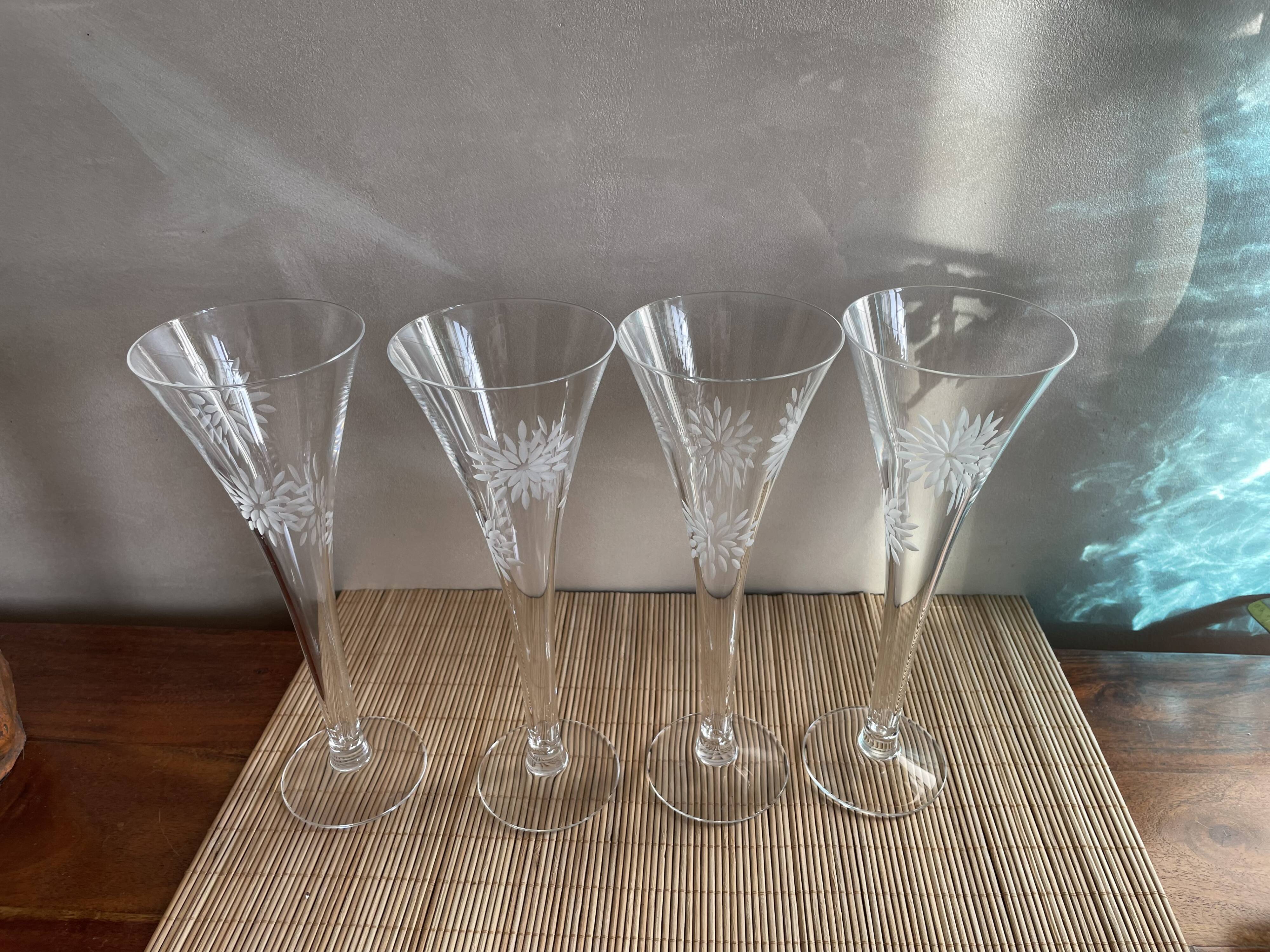 4 champagne flutes in crystal engraved Marguerite