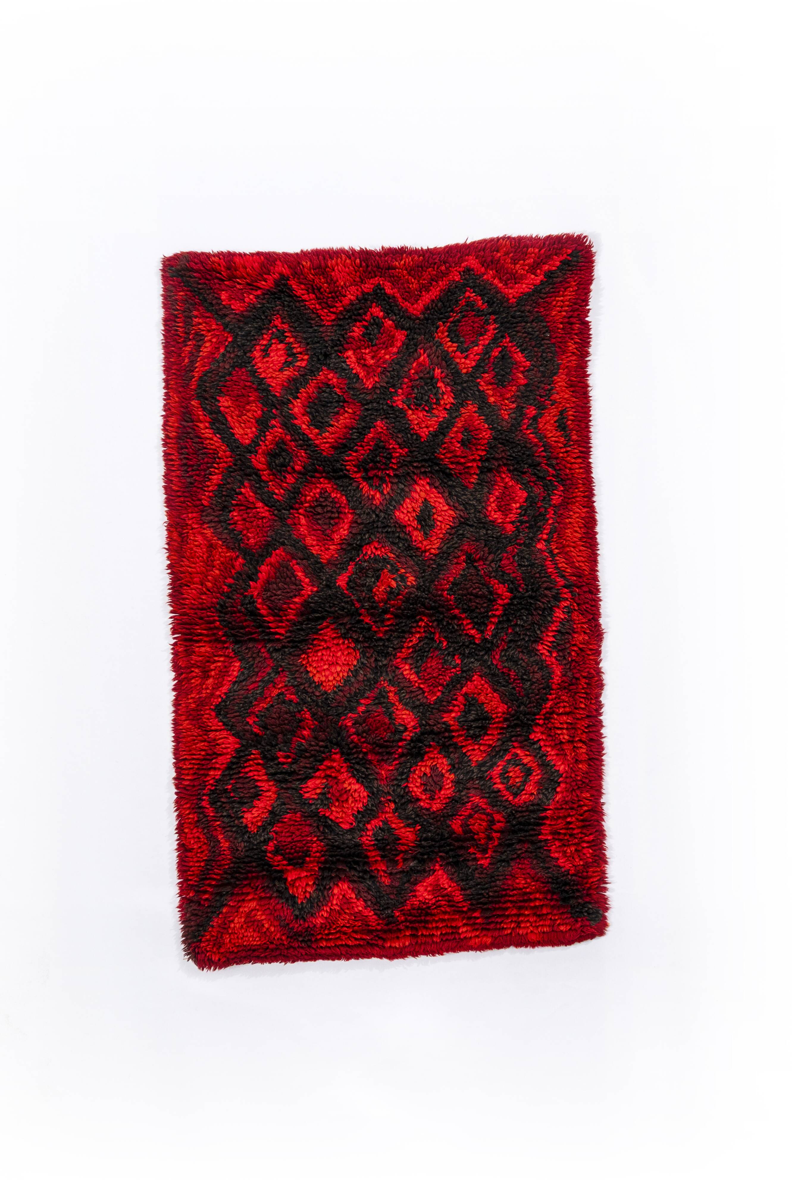 Scandinavian 20th century modern ryijy rug. 160 X 95 cm (63 X 37 in).