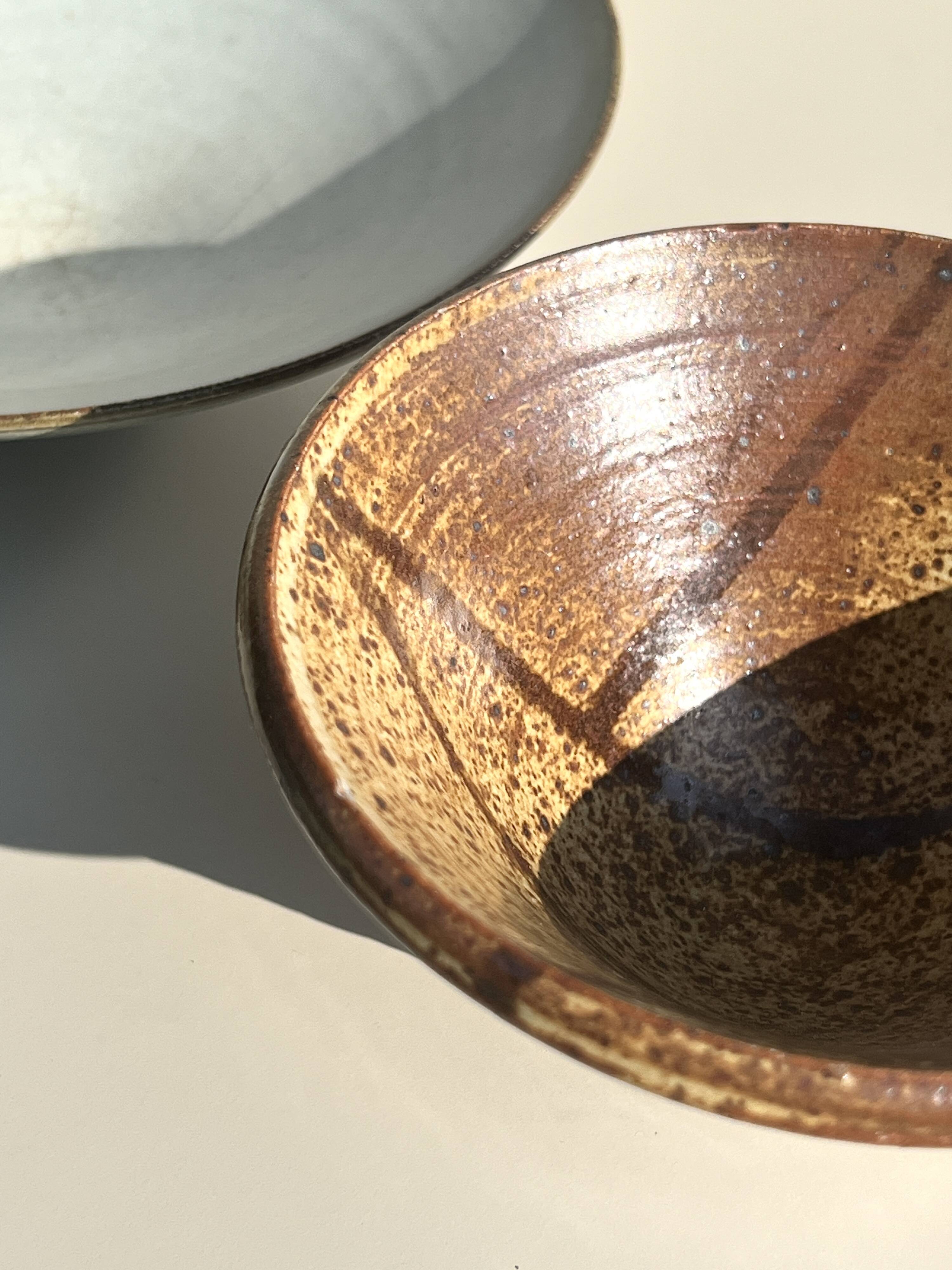 Japanese stoneware bowl in the Japandi style, signed.