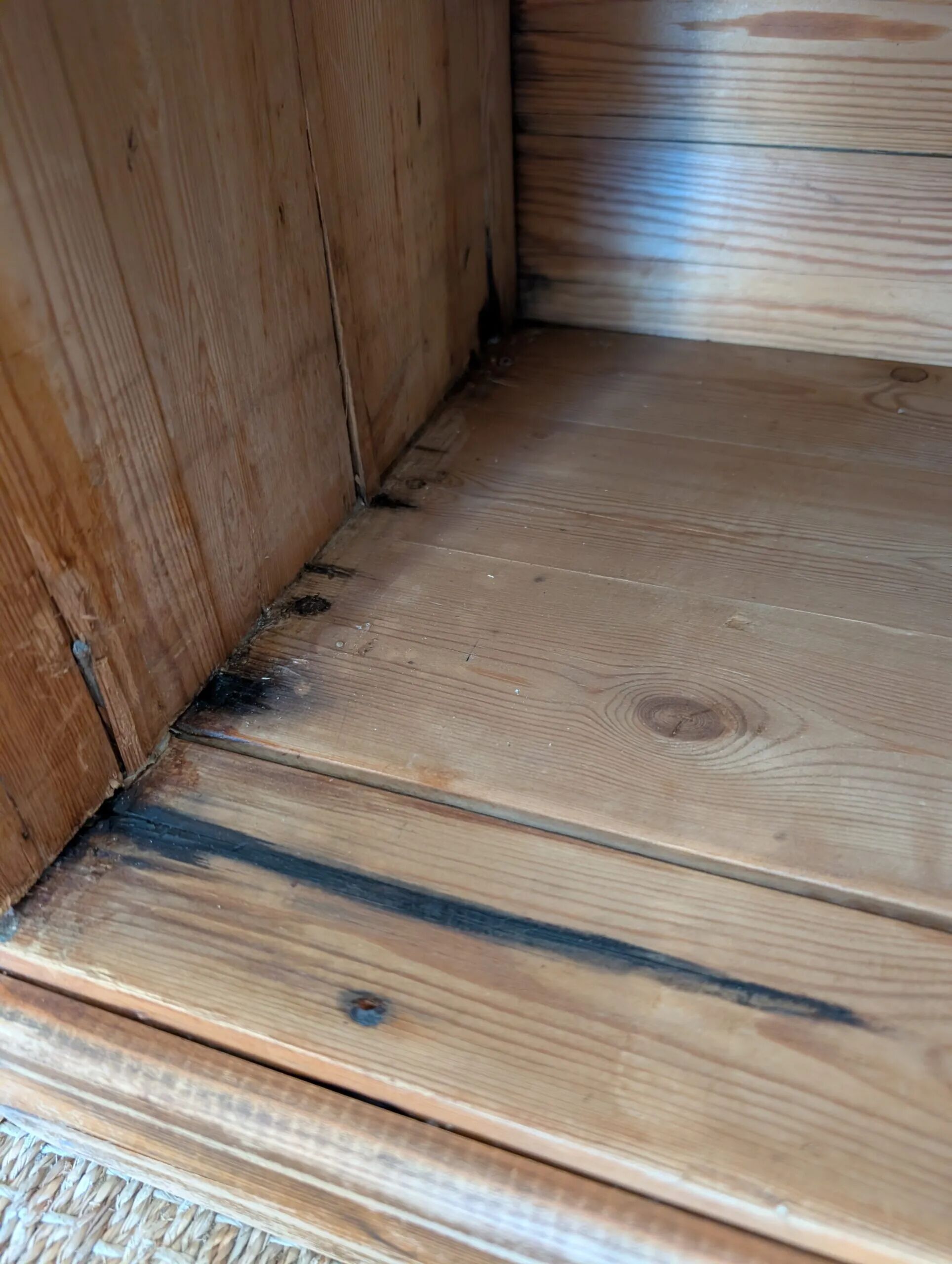 Ancien meuble à casiers en pin – 24 compartiments