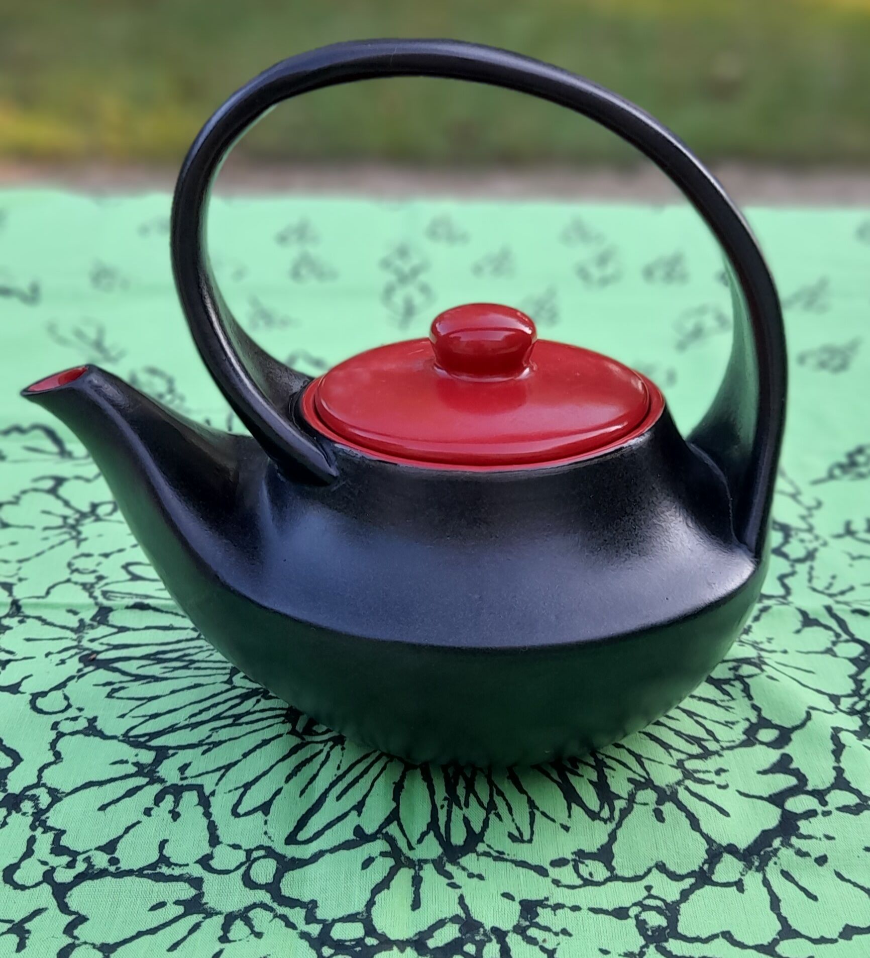 Ceramic teapot 2 shades black & red, original design