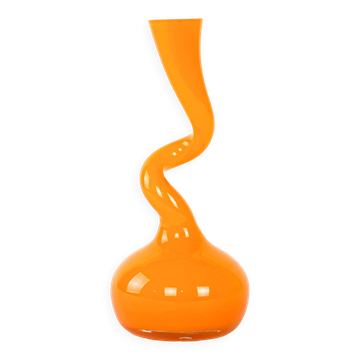 Vase orange, vase Swing, design danois, fabriqué par Normann Copenhagen,