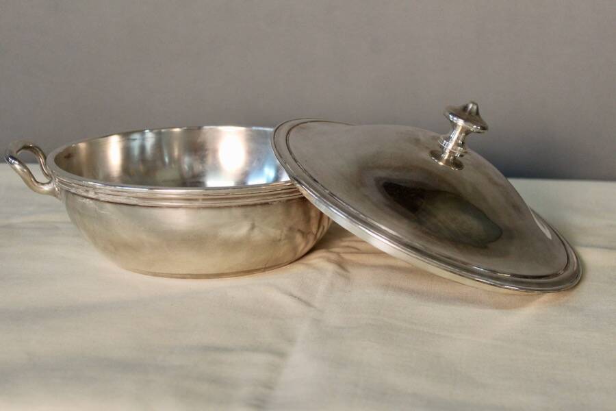 Silver-plated vegetable dish with its lid, hallmark of Santucci Thiebaut.