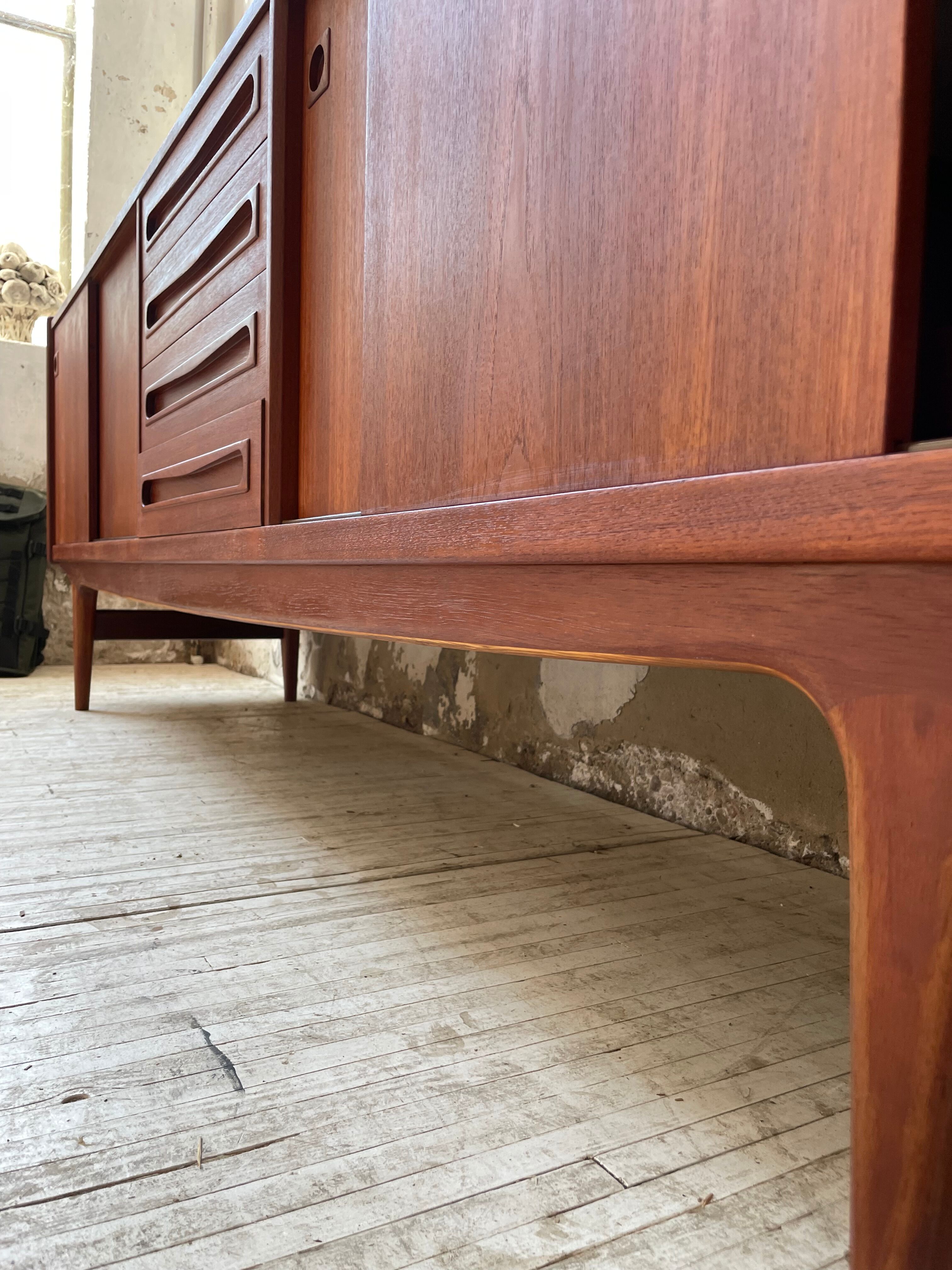 Teak row Johannes Andersen Samcom