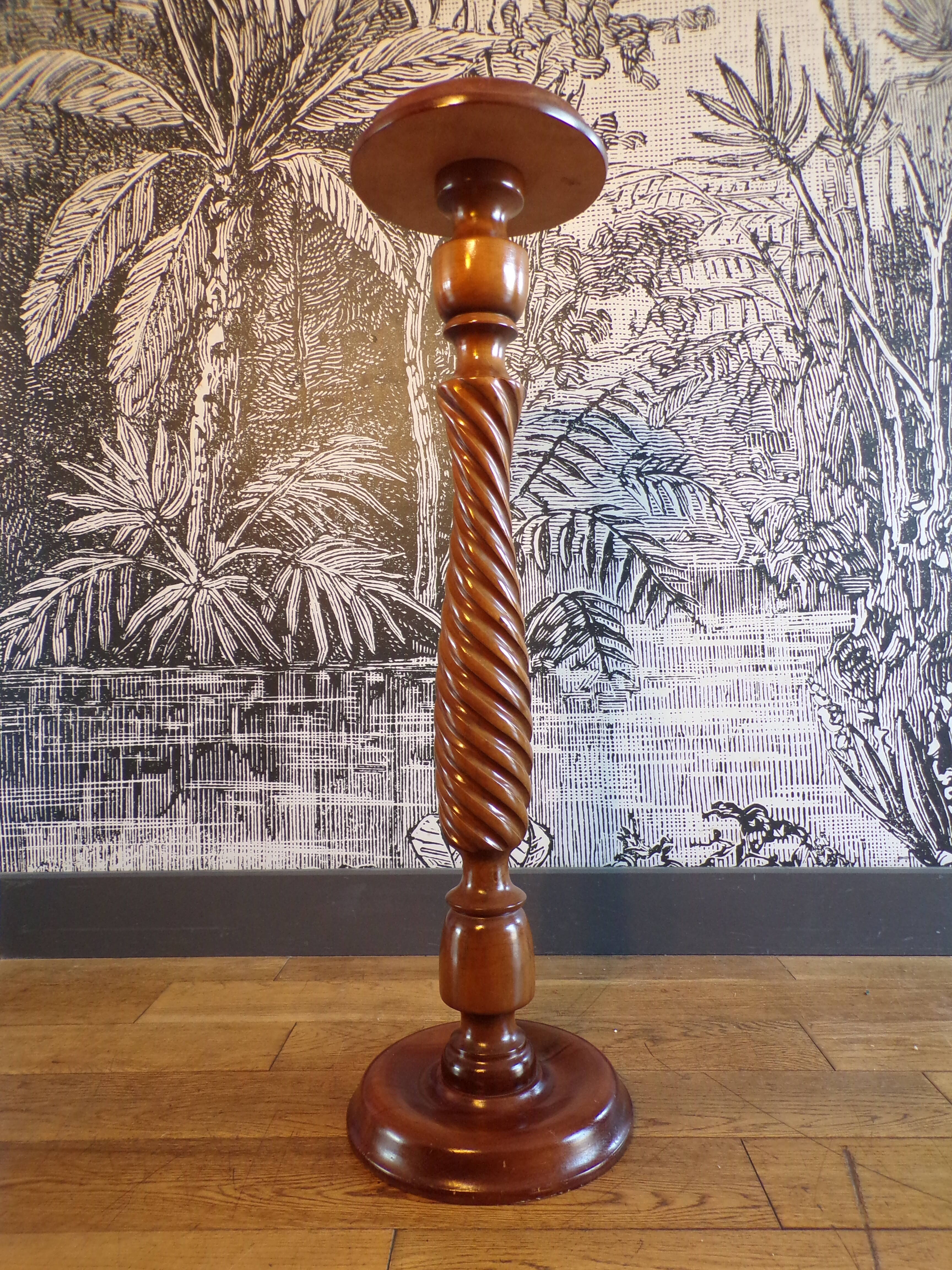 Turned wooden presentation column
