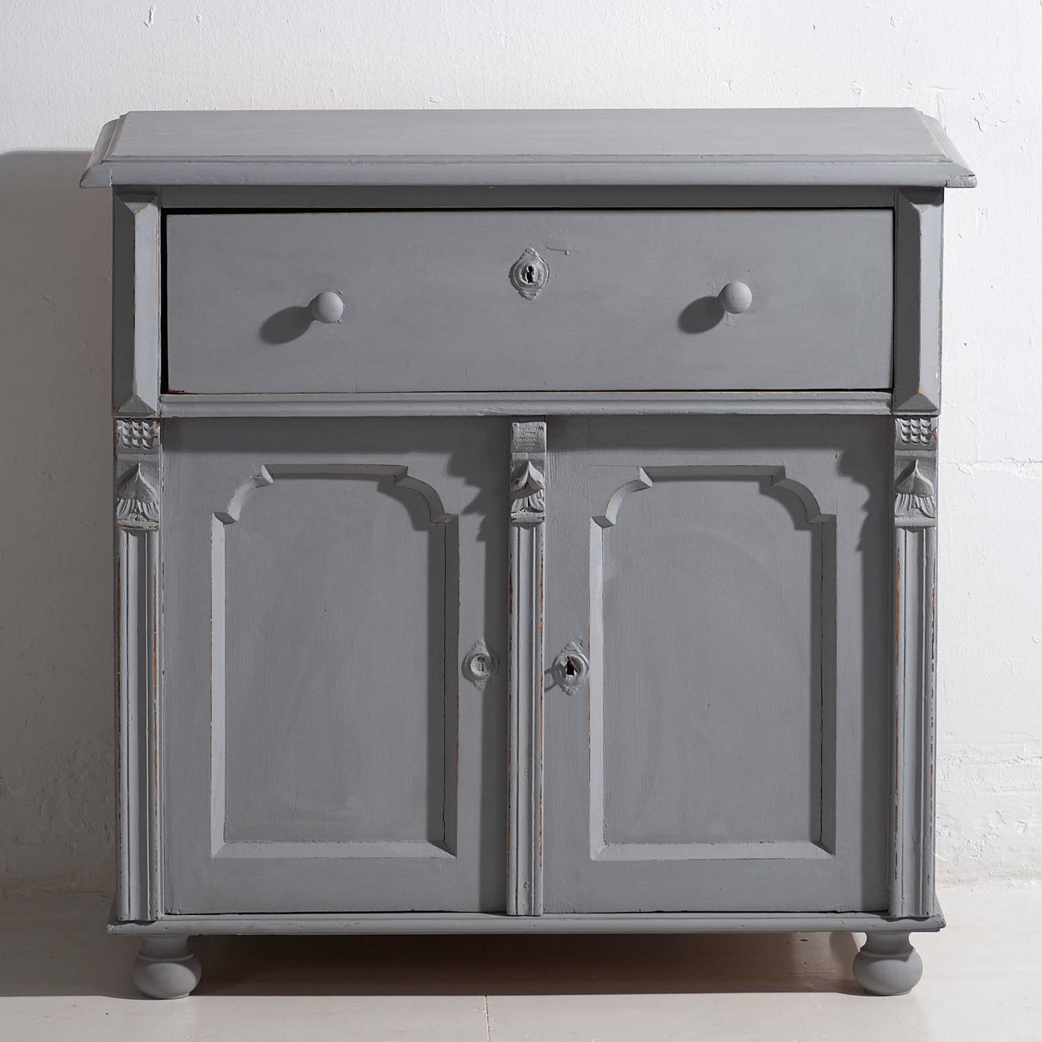 Old living room chest of drawers with two doors (circa 1920) #15