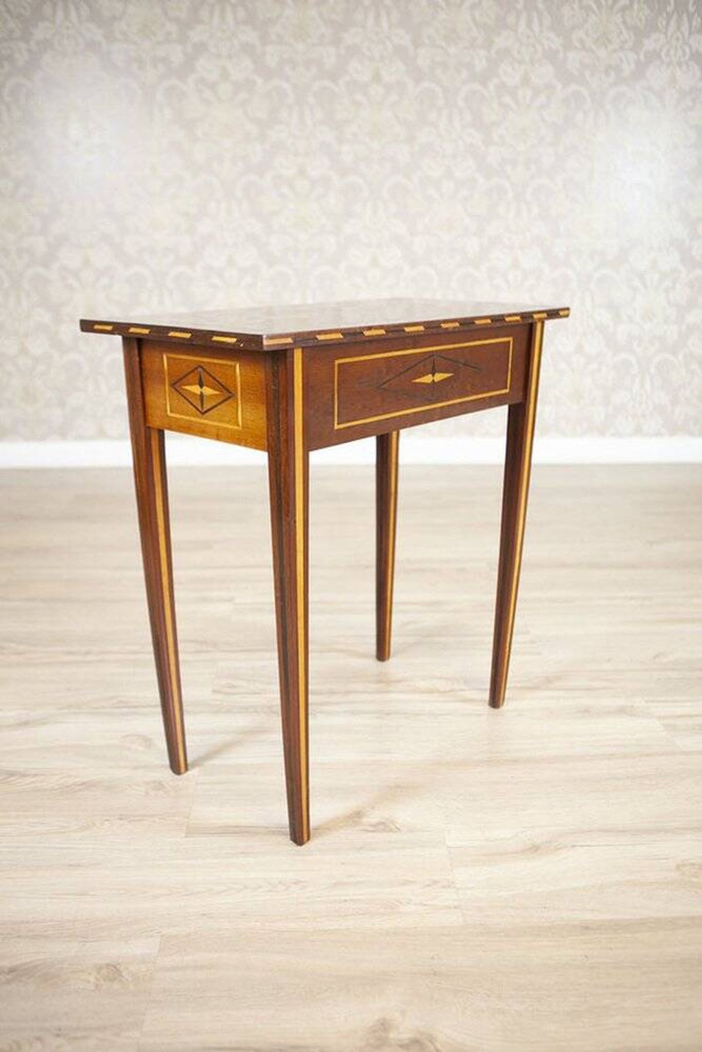 Table d'appoint incrustée du 19ème siècle