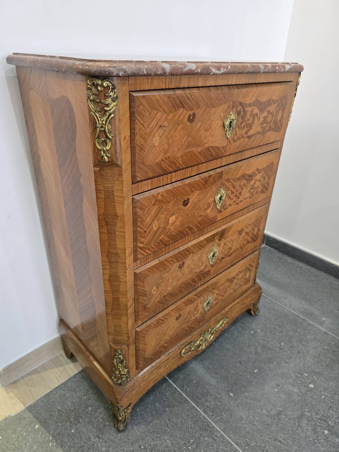Louis XV chest of drawers in marquetry and gilded bronze - Marble top