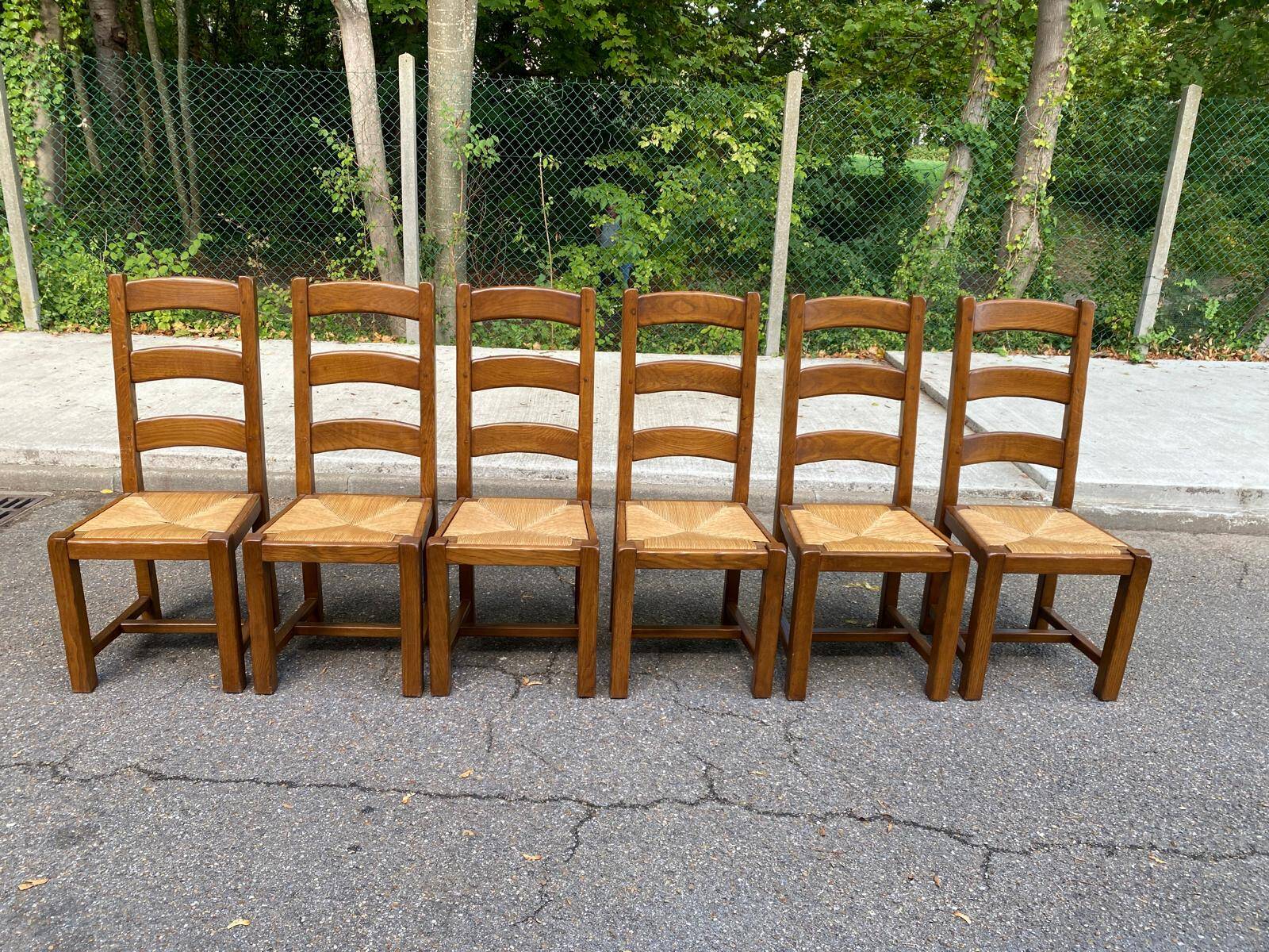 Set of 6 rustic solid oak chairs with straw seats — Very good condition