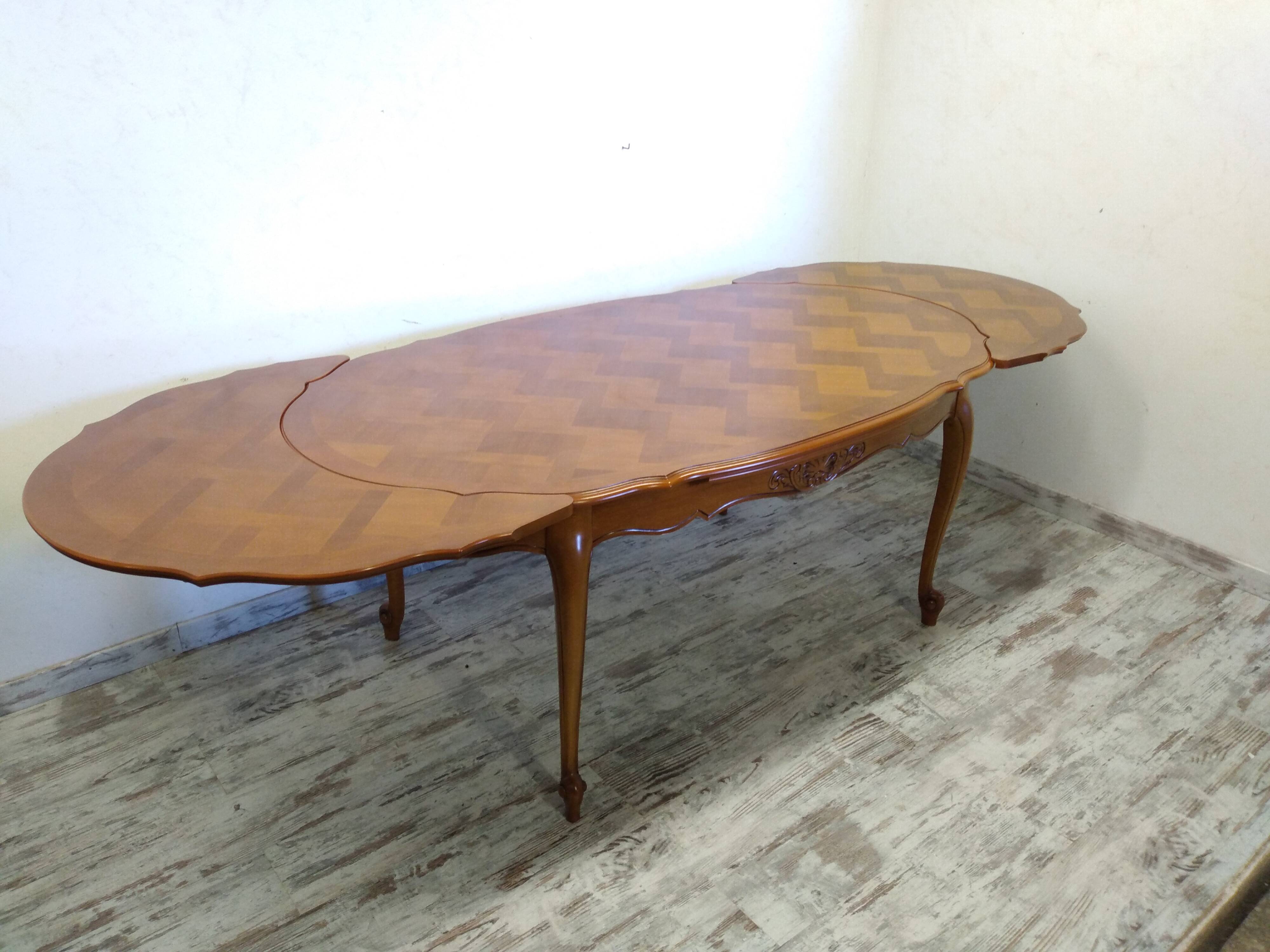 Regency style table with integrated extensions