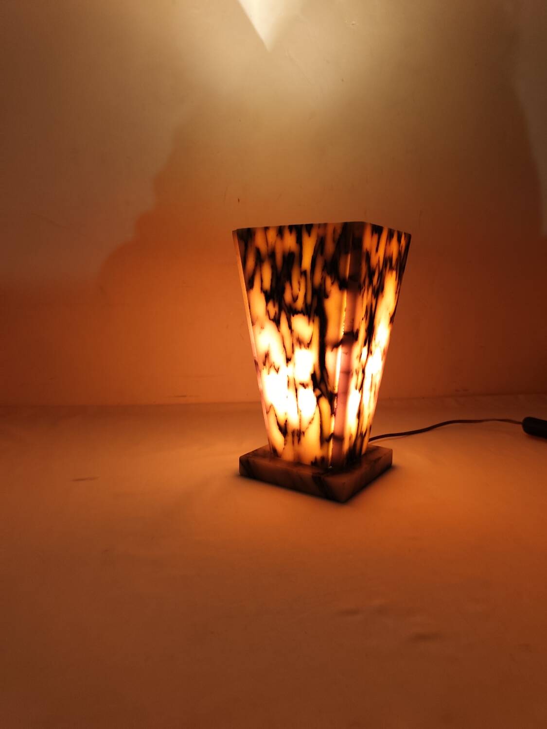 Lámpara de mesa de mármol. España, 1970s.