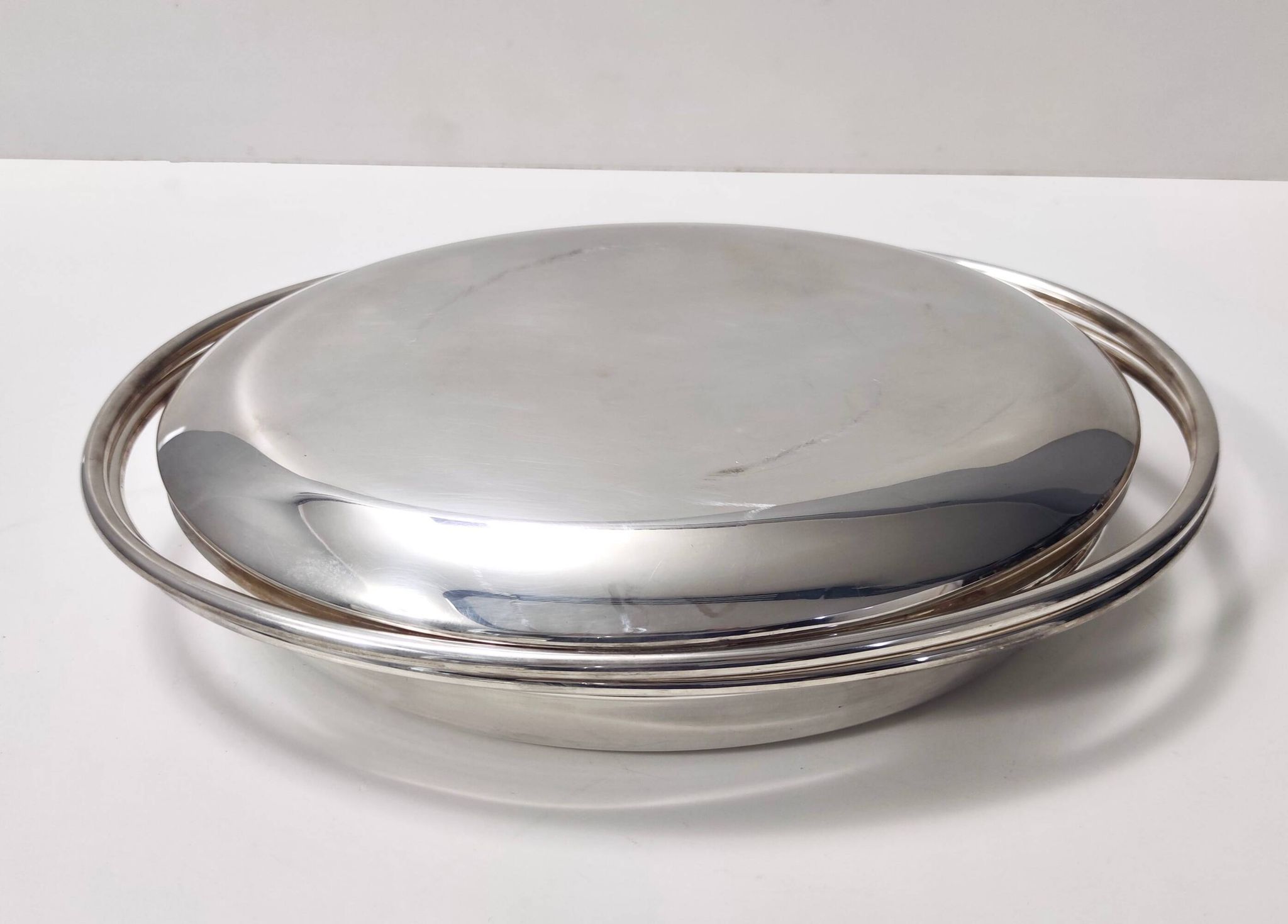 Plat à chevreuil en métal argenté avec cocotte en verre Pyrex de Sabattini, Italie