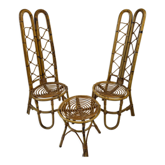 Paire de chaises à haut dossier et sa table basse en bambou