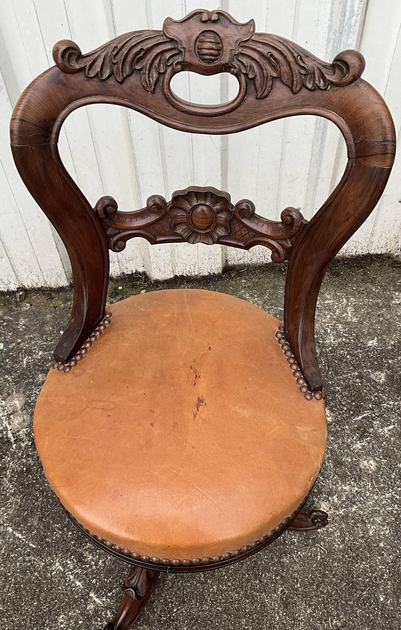 Chaise de harpiste en noyer massif milieu 19ème