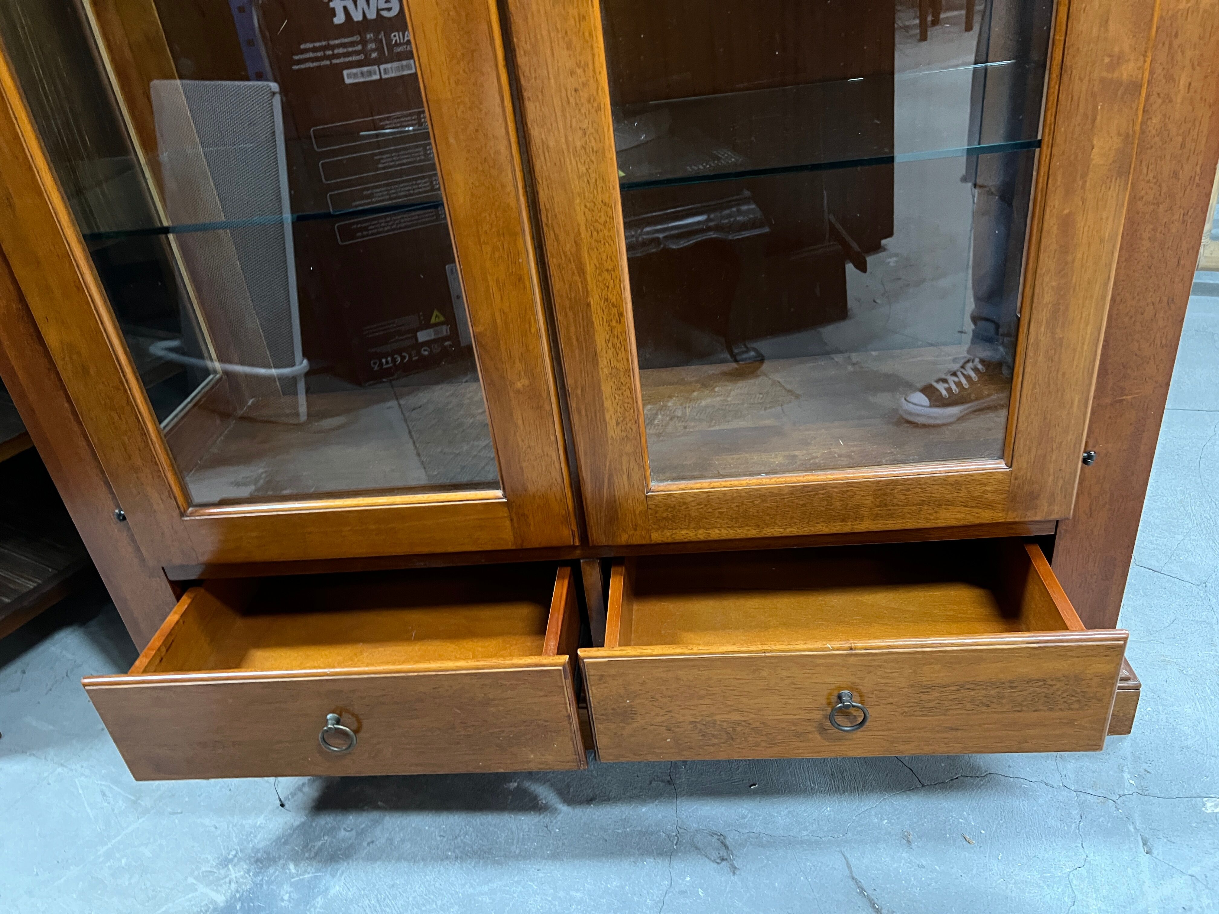 Vitrine en merisier 2 portes / 2 tiroirs