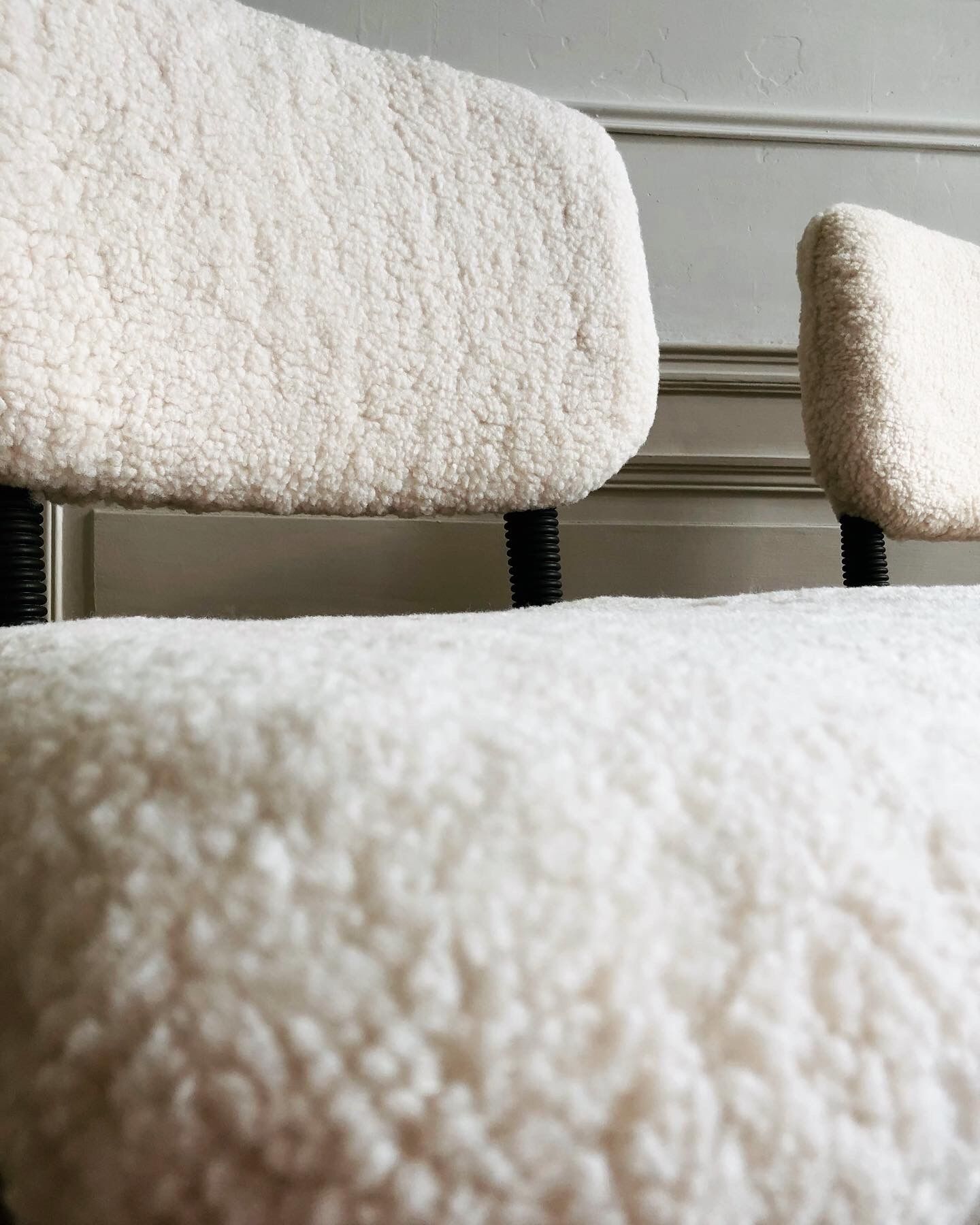 Pair of vintage chairs in sheep moumoute