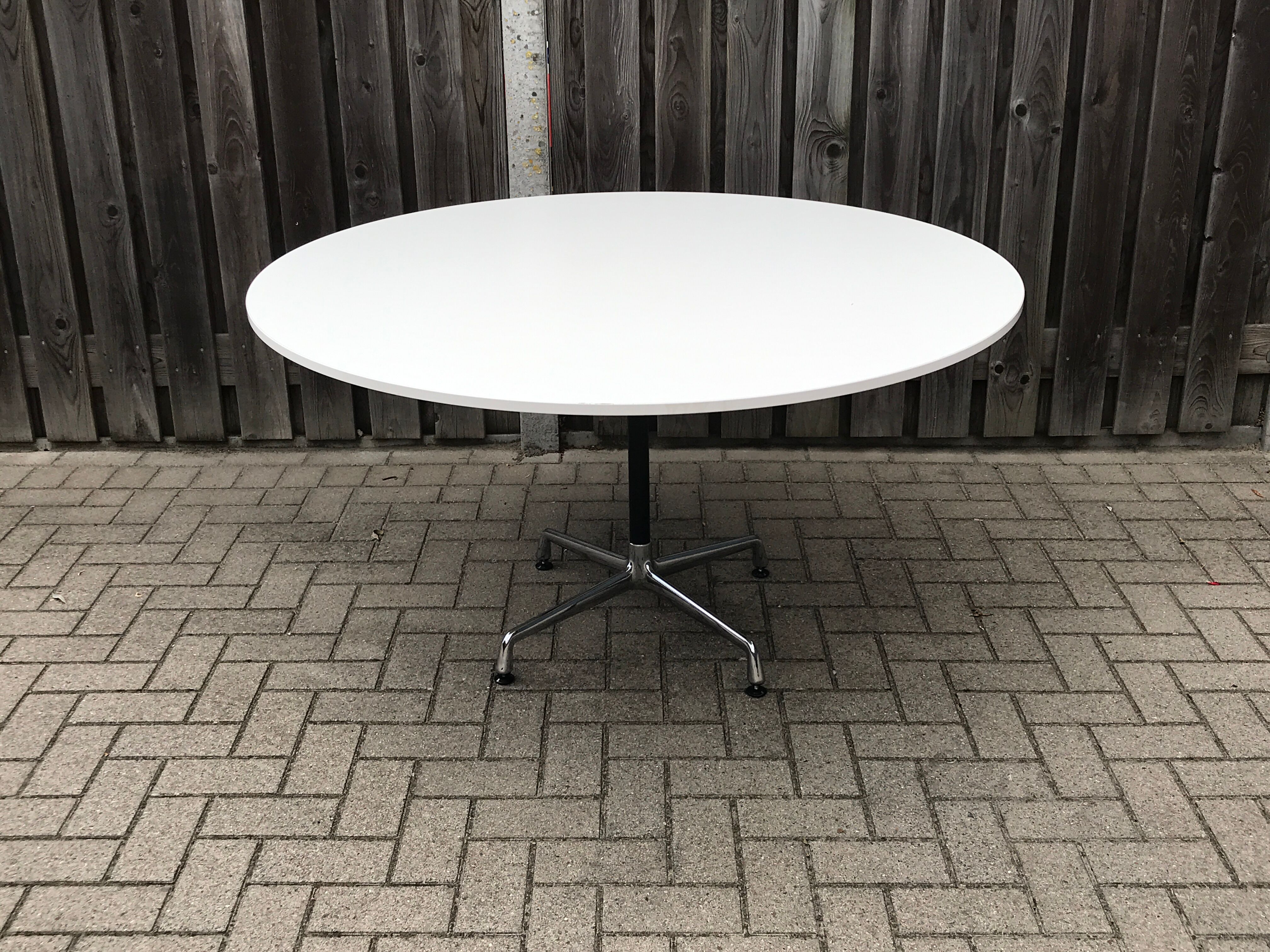 Round dining table by Charles & Ray Eames for Vitra 1980