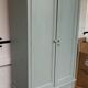 Armoire en bois peint