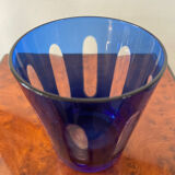 Verre ancien en cristal doublé bleu.