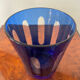 Verre ancien en cristal doublé bleu.