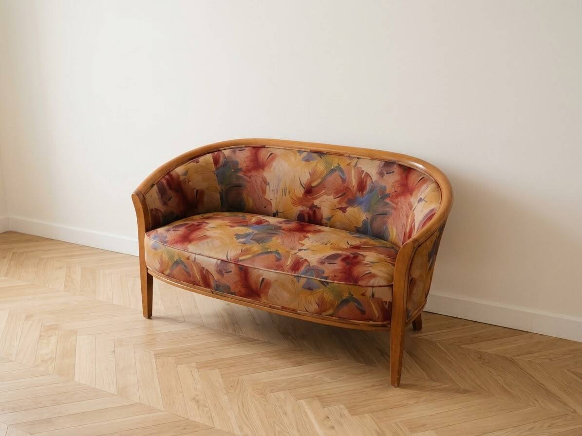 Two-seater banquette in Louis XV style made of wood and floral fabric.