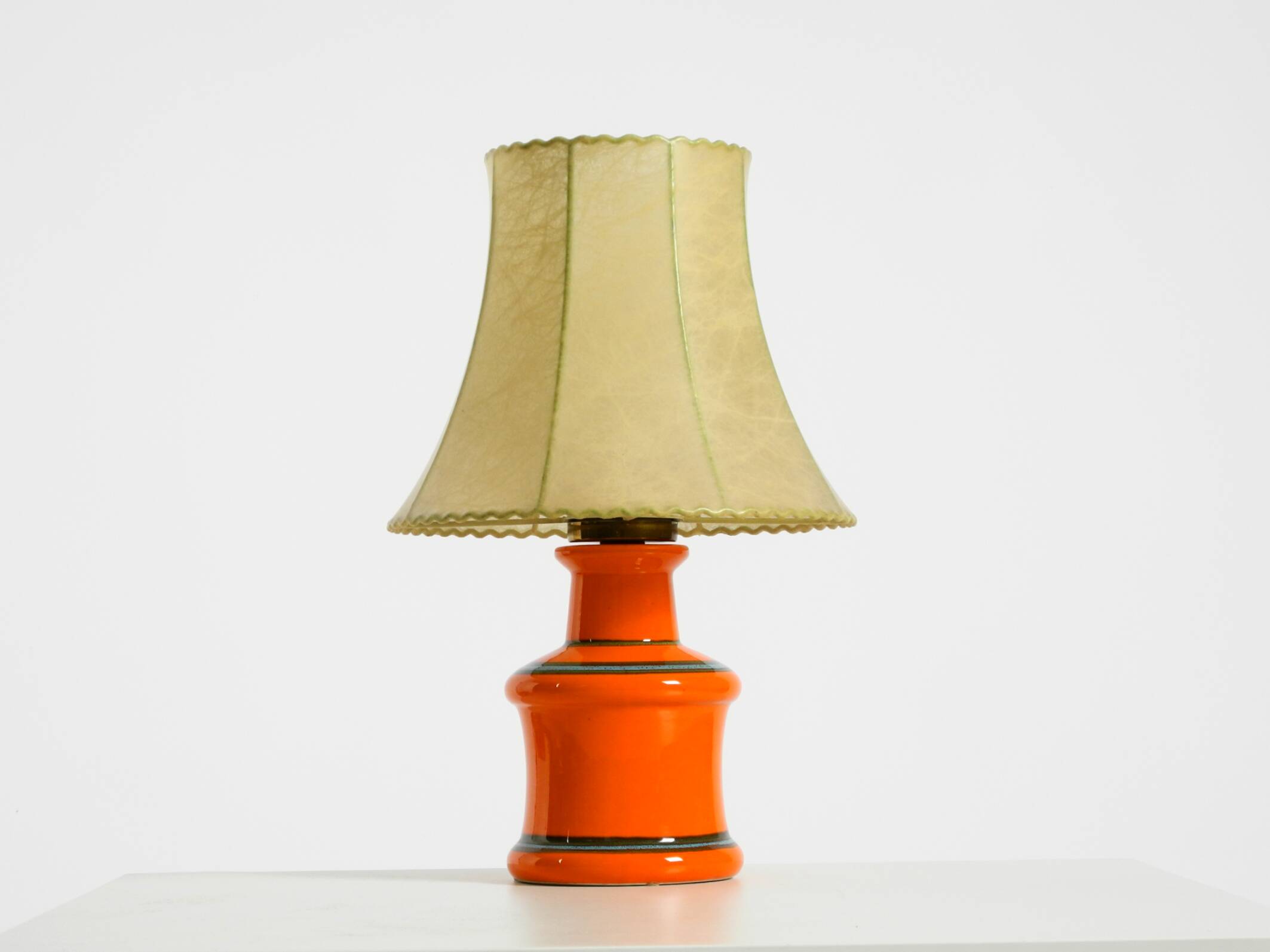 Beautiful 1960s orange ceramic table lamp with Cocoon shade | Made in Italy
