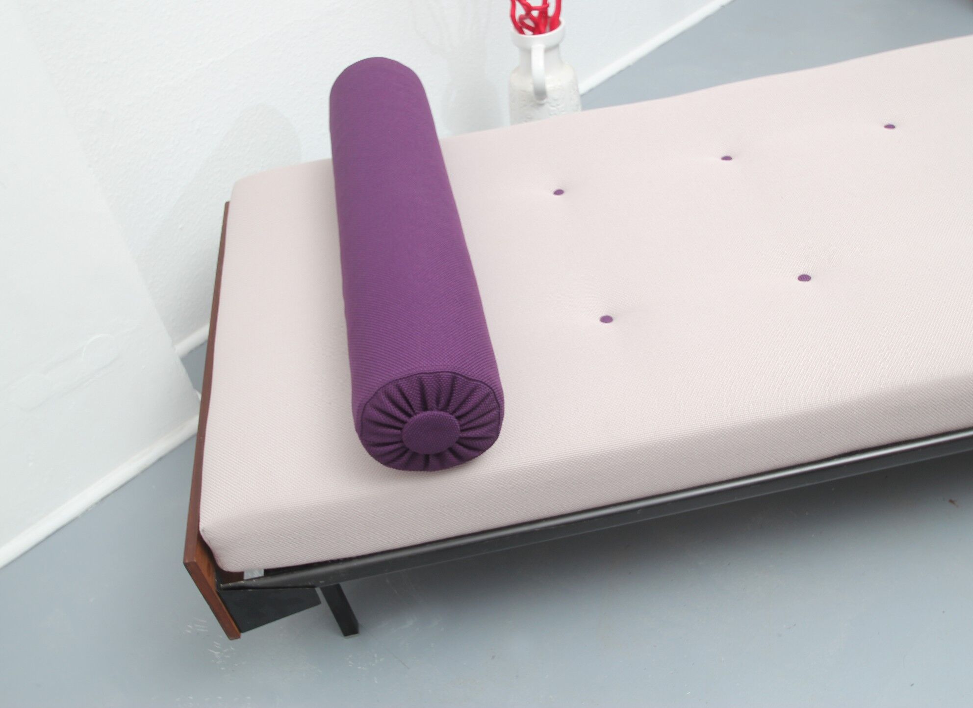Daybed in violet 1960