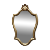 Miroir en bois doré sculpté et doré, le fronton à décor d'une coquille