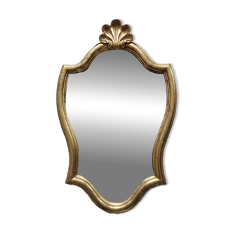Carved and gilded wooden mirror, the pediment decorated with a shell.