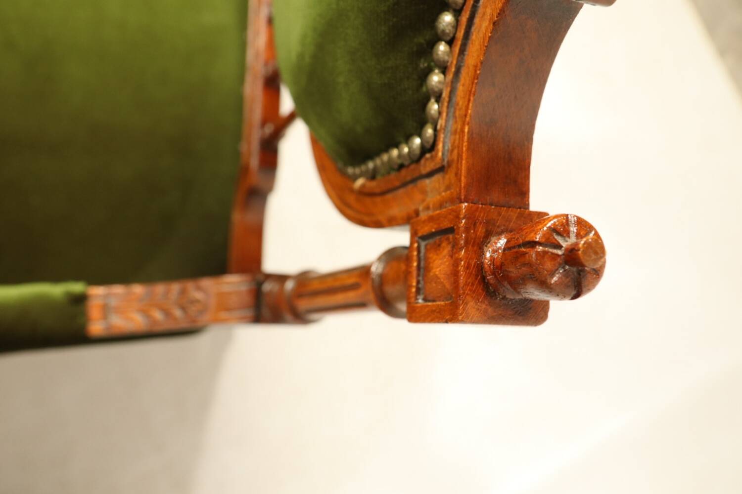 Fauteuil vintage style classique vert oregano XIX siècle