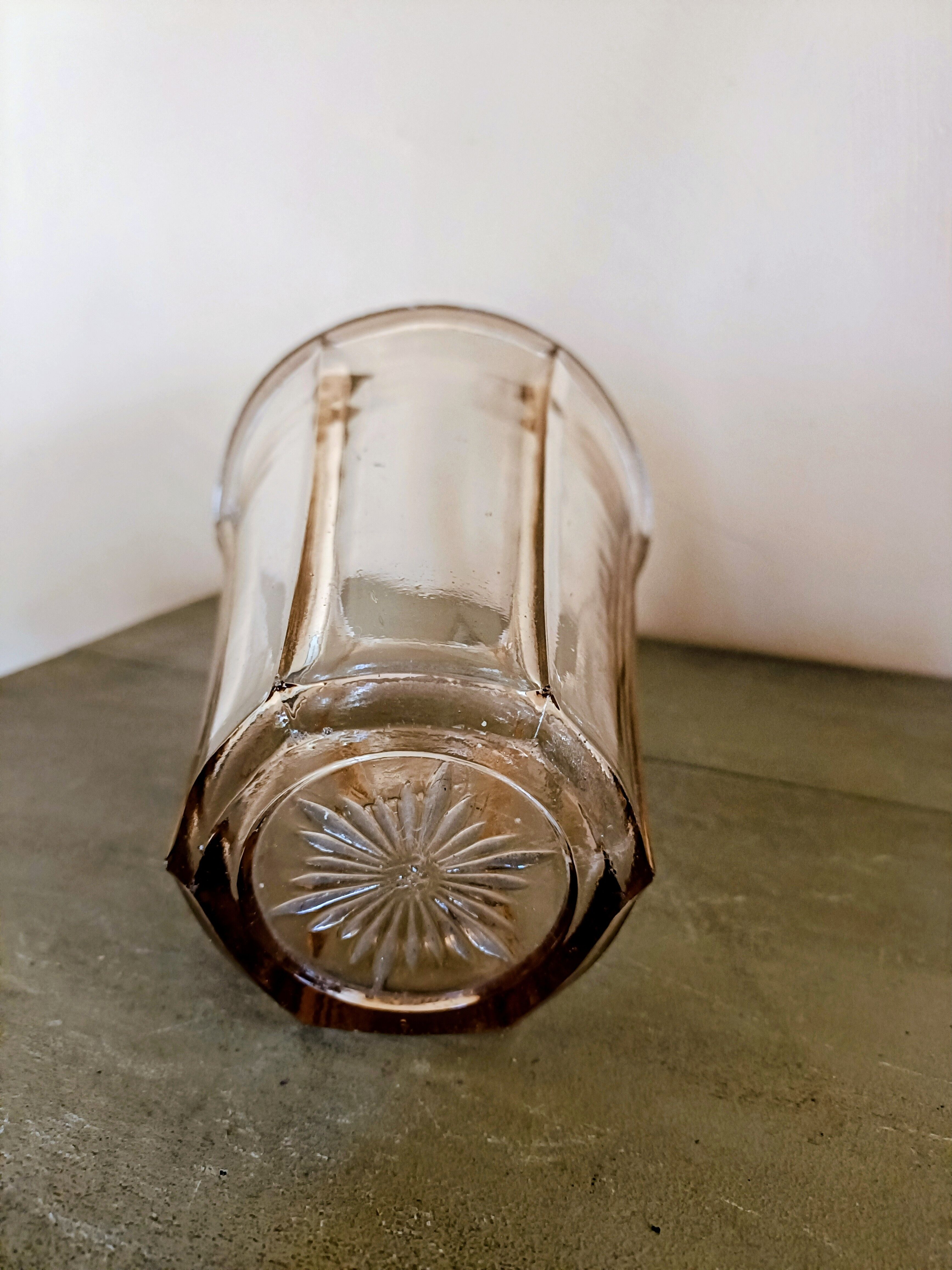 Vase en verre moulé rose , modèle "Fleur"