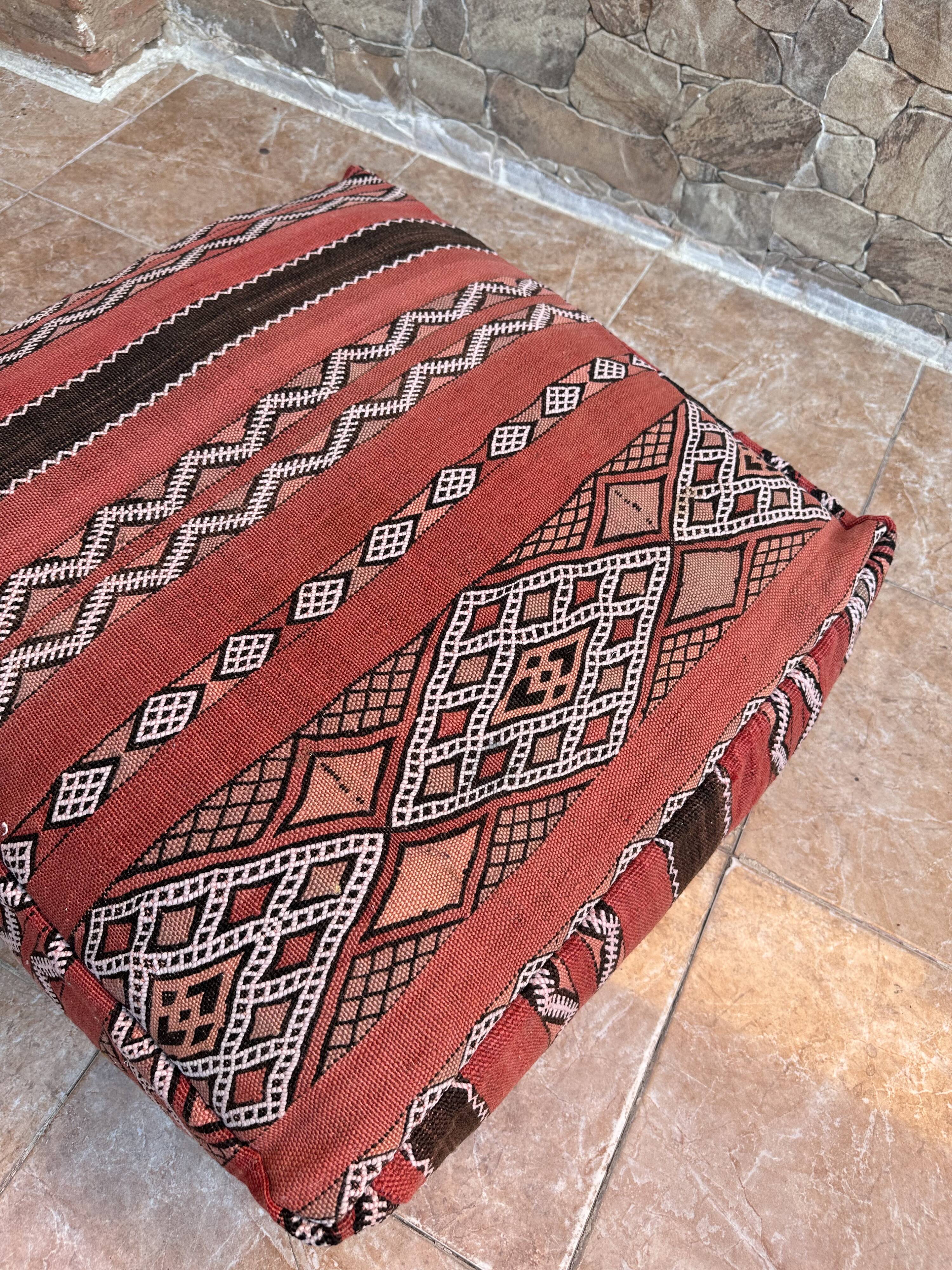 Pouf Kilim berbère fait main, coussin de sol