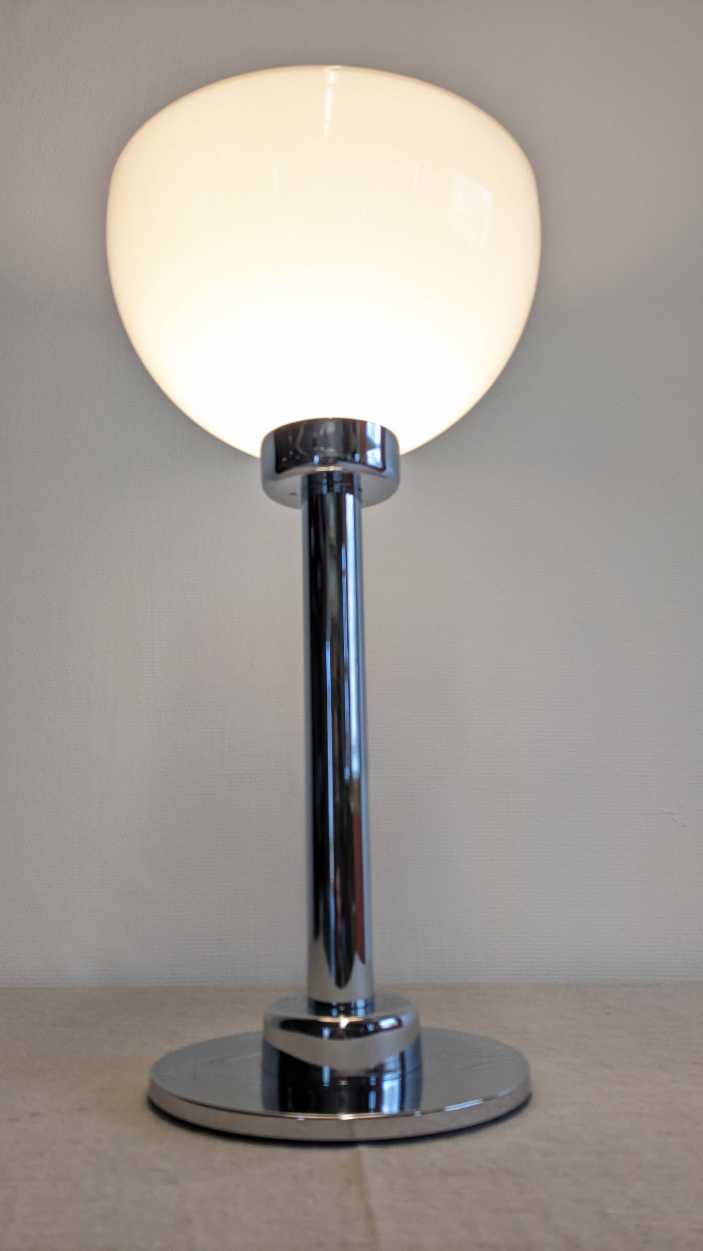 Modernist lamp model New-York by S.C.E for Habitat, France around 1970.