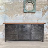 Industrial row in metal and oak.